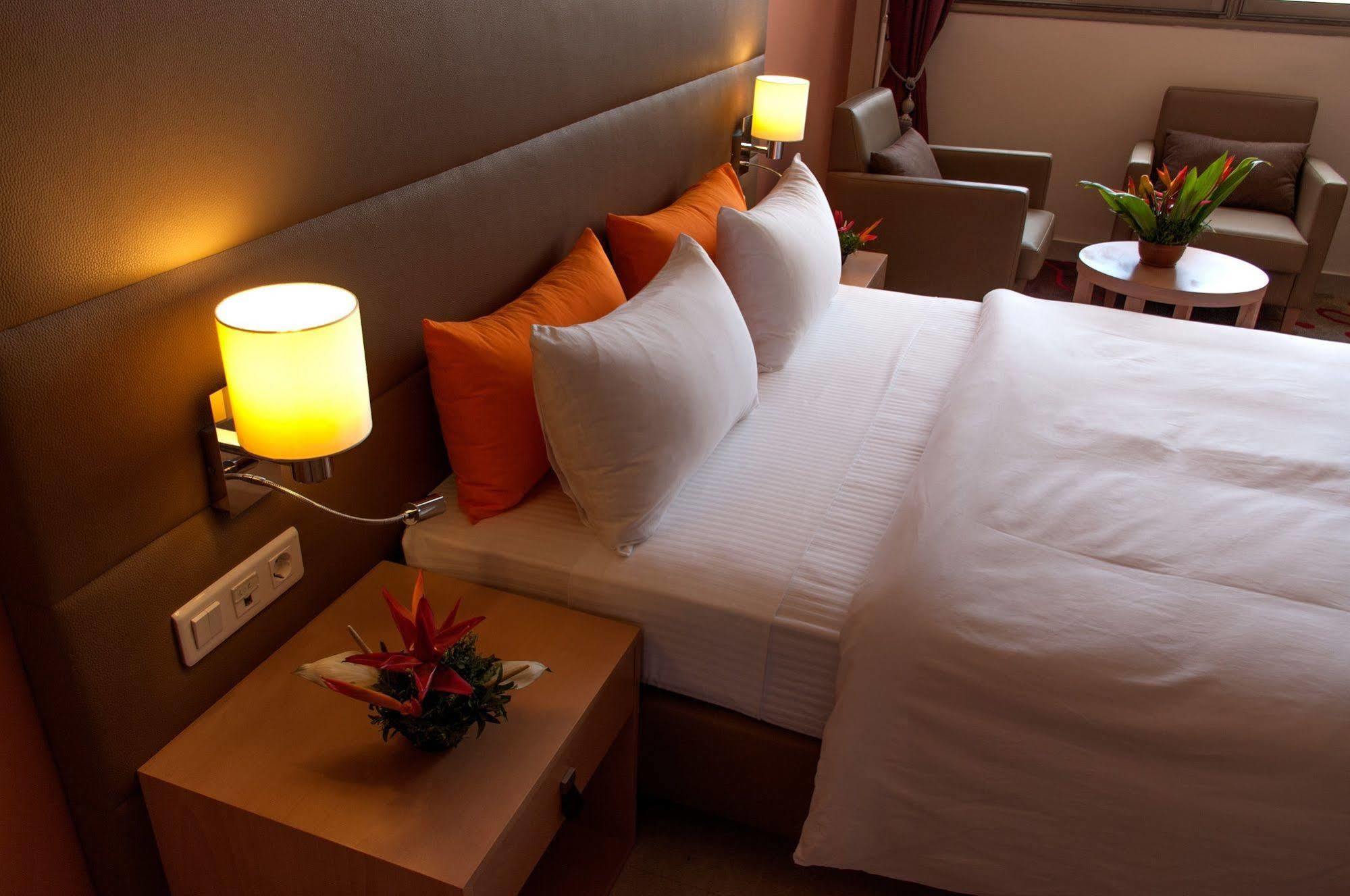 Bravia Hotel Ouagadougou Buitenkant foto