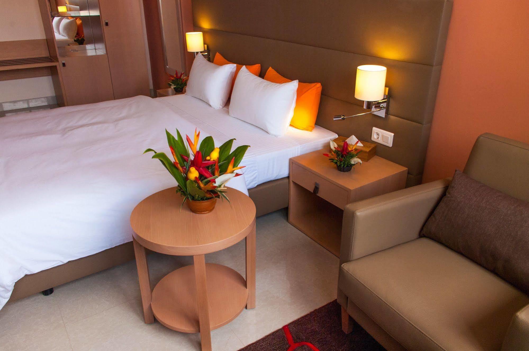 Bravia Hotel Ouagadougou Buitenkant foto